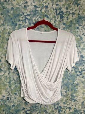 NWOT White V-Neck Crop Top XL